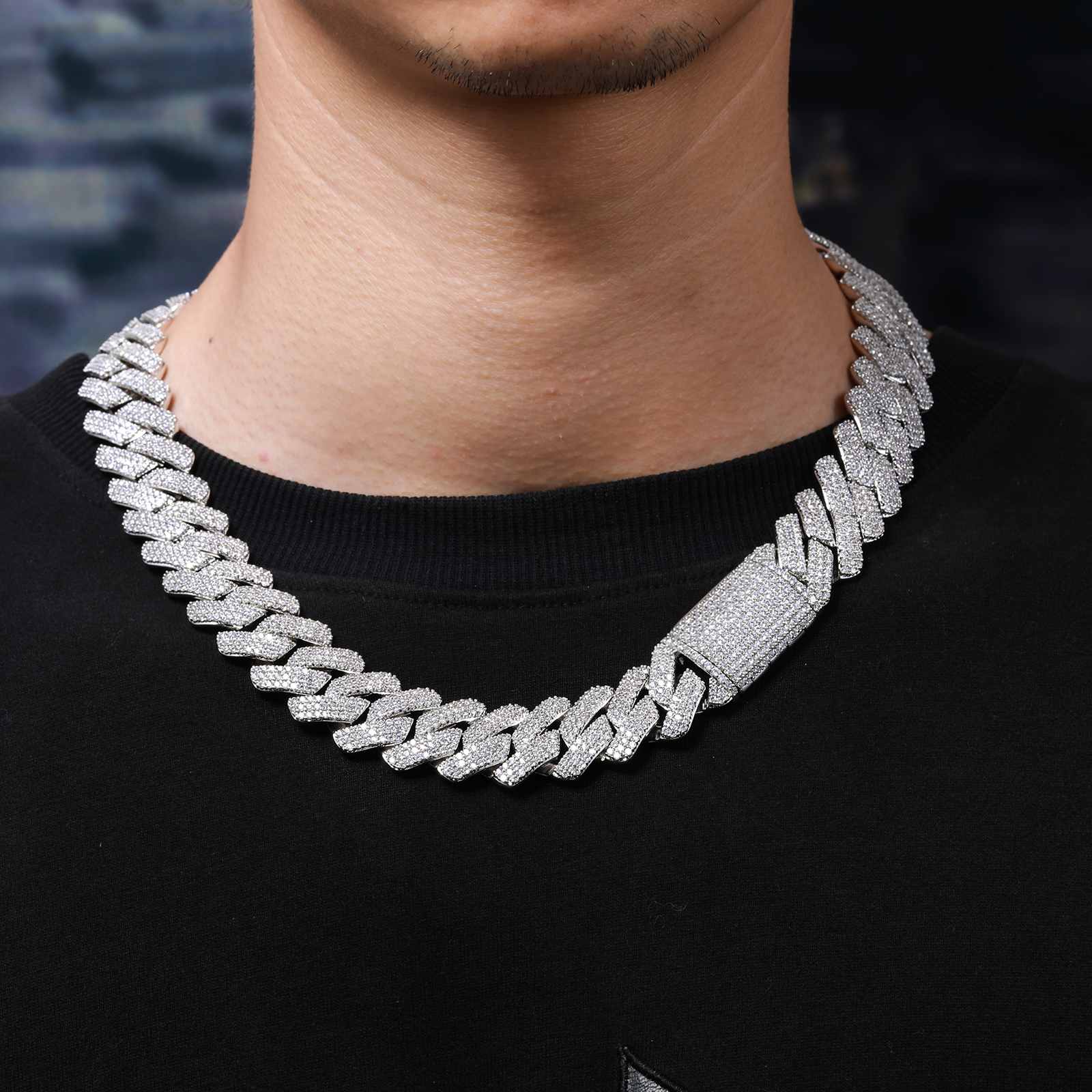 Men’s hip hop style: Model wearing the 20mm Cuban Chain with a hoodie and jeans, perfect for casual streetwear and rap culture enthusiasts