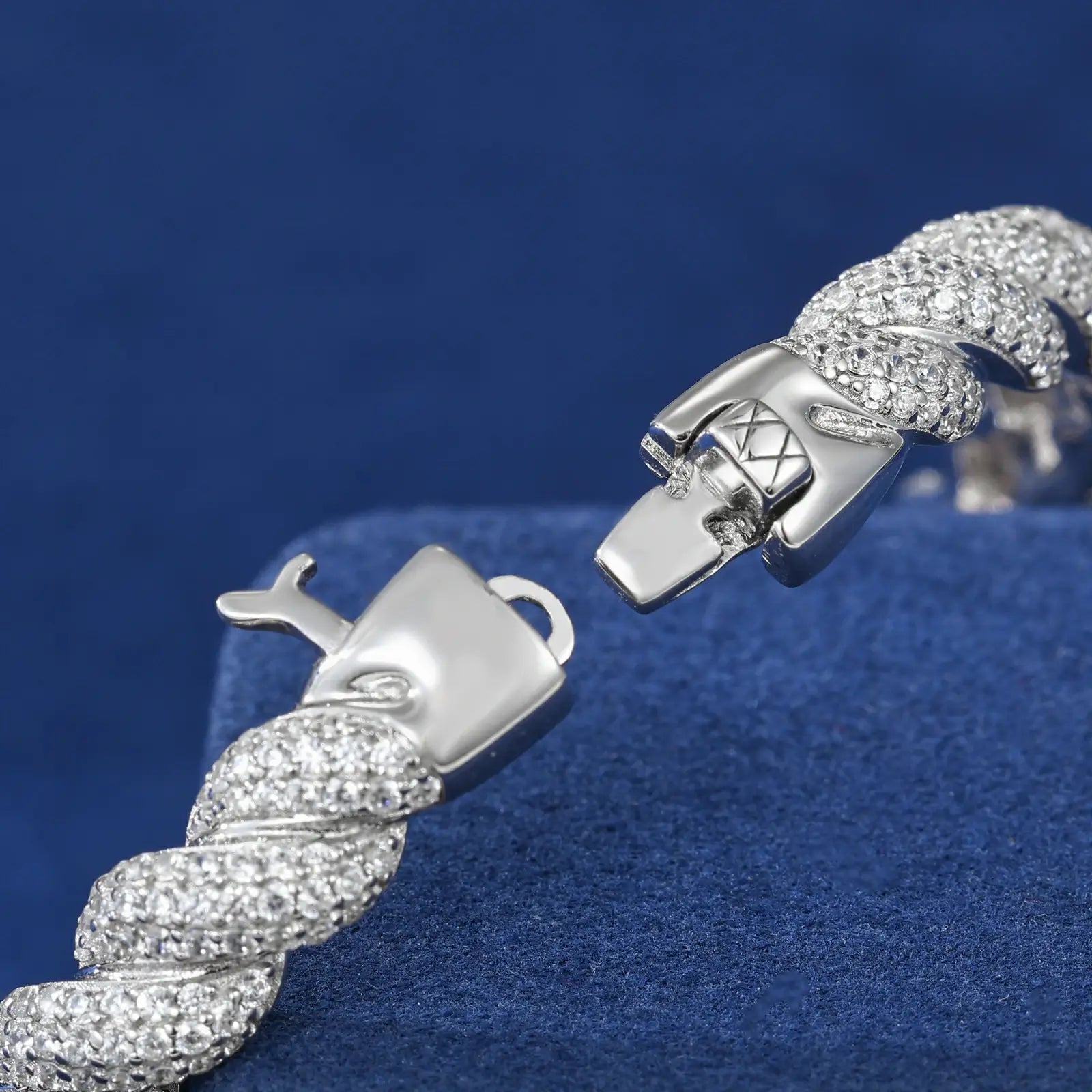 8mm S925 Moissanite Twisted Bangle