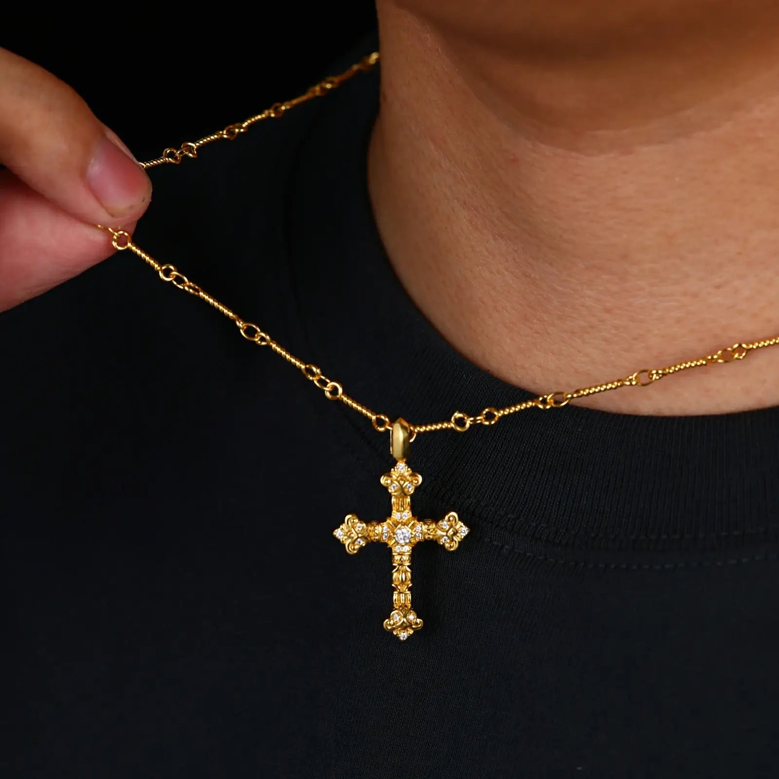 Male model styling S925 moissanite flame cross pendant (yellow gold), men’s daily luxury jewelry, rust-proof 925 silver