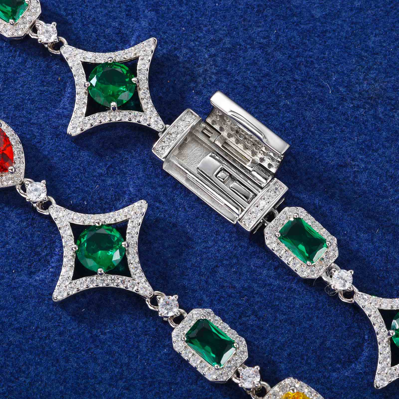 Secure ice-box clasp on 18mm white gold-plated bracelet. Scratch-resistant, hypoallergenic S925 silver with reinforced durability