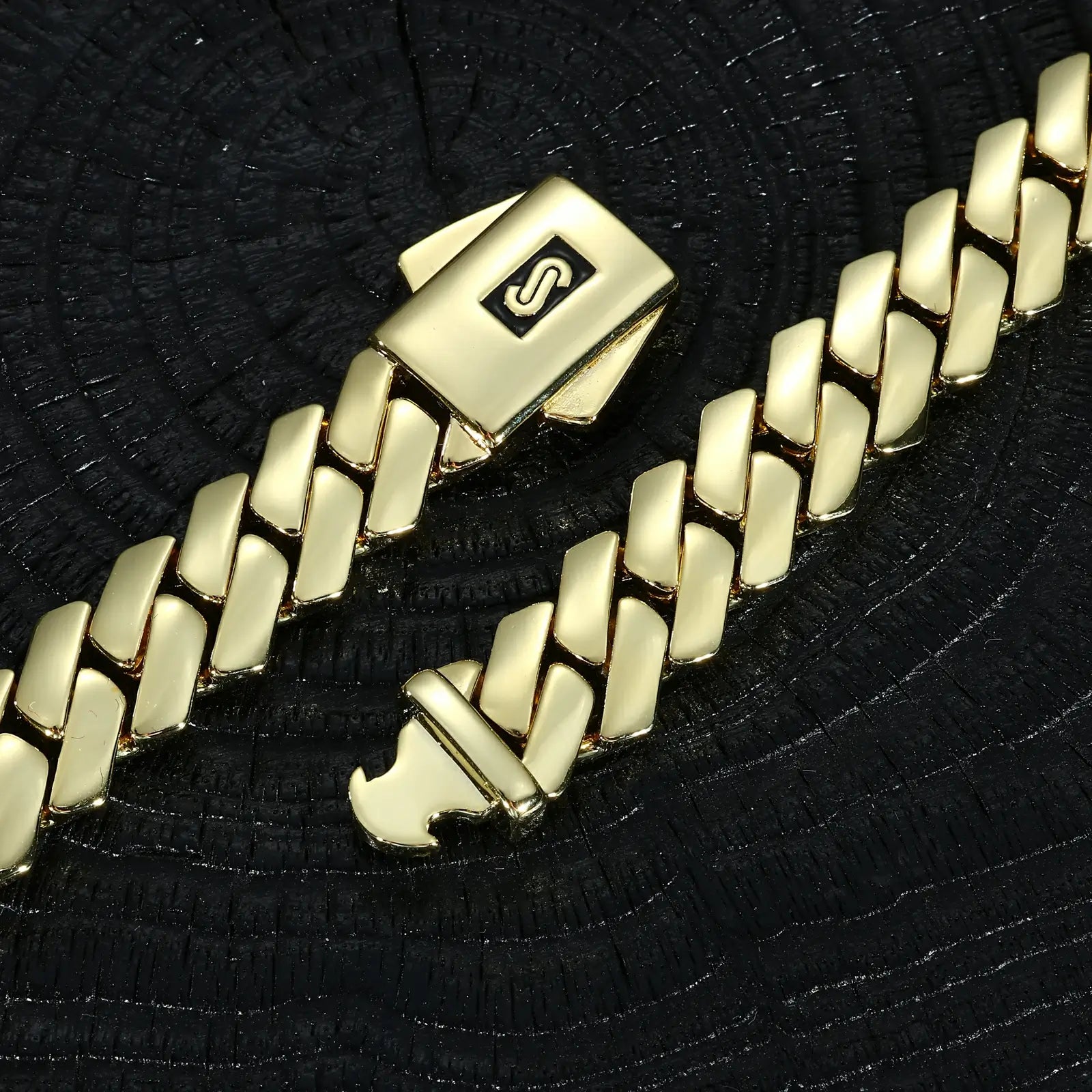 EDGE plain lock clasp close-up - reinforced security mechanism on 14K gold Cuban chain | Scratch-resistant engineering
