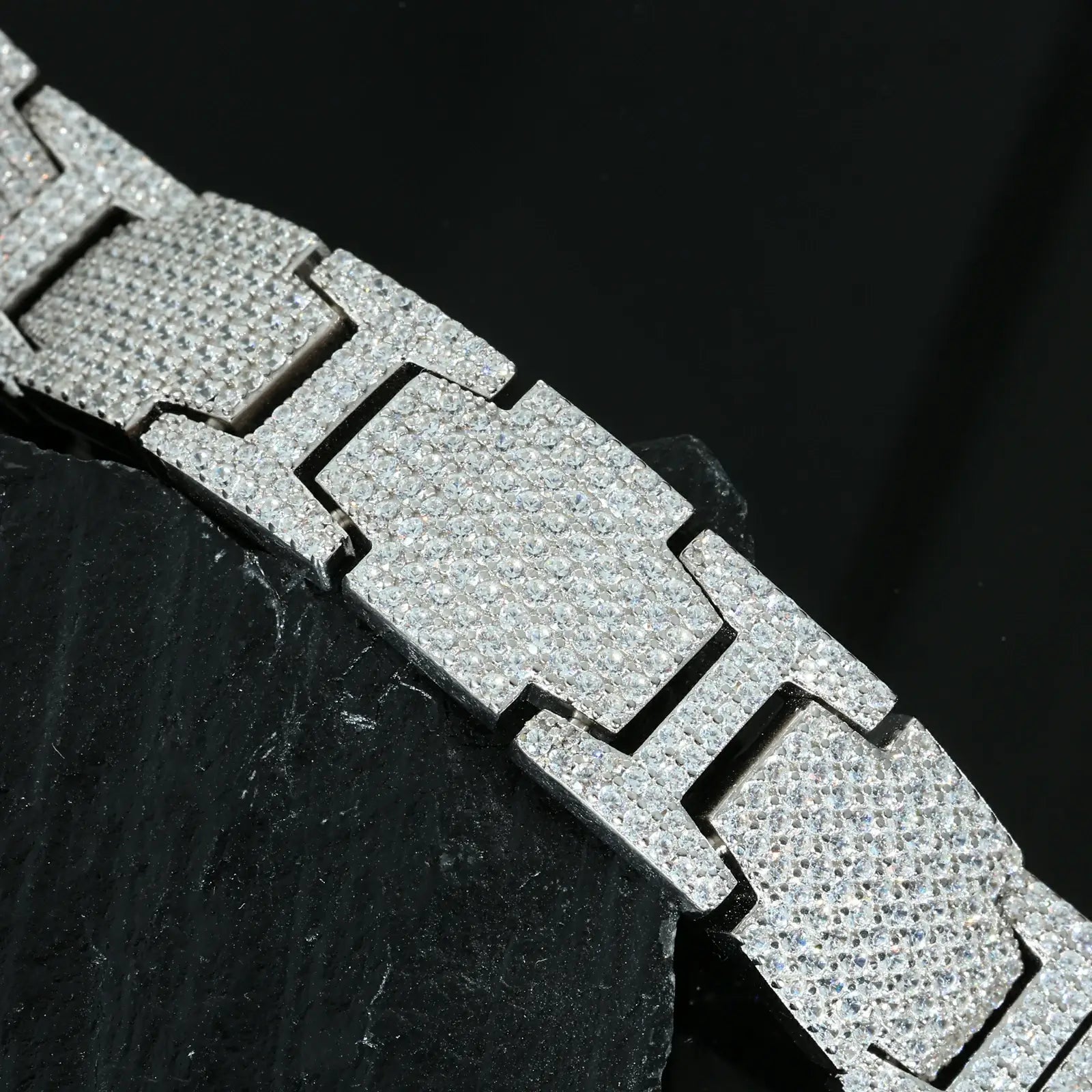 Microscopic view: Screw-lock mechanism on 14mm bracelet - 23kg stress-tested clasp with surgical 316L steel core