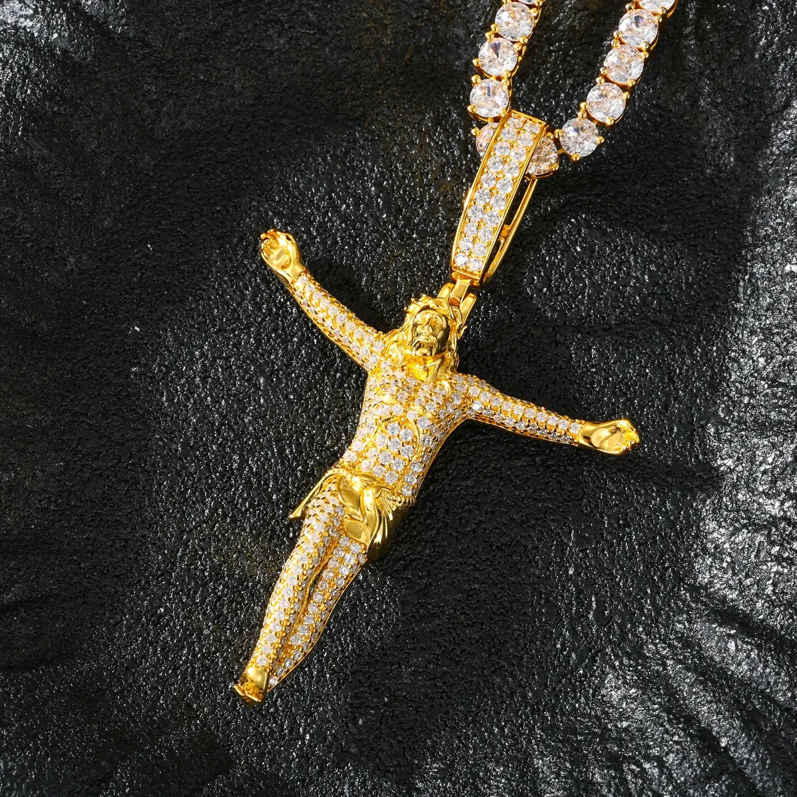 Extreme close-up: Gold crucifix pendant side profile - 0.3mm prong settings securing moissanite stones | Salt-spray tested coating