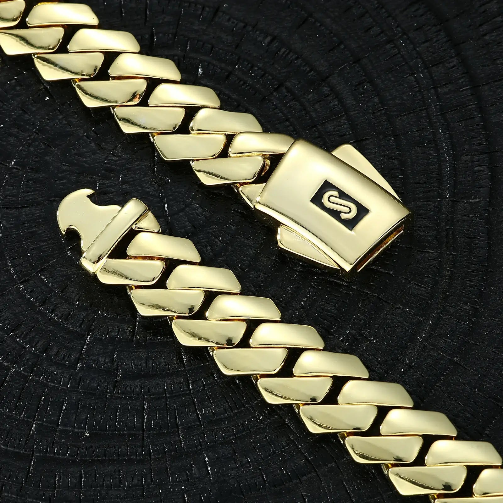 EDGE plain lock clasp close-up - reinforced security mechanism on 14K Cuban chain | Scratch-resistant engineering