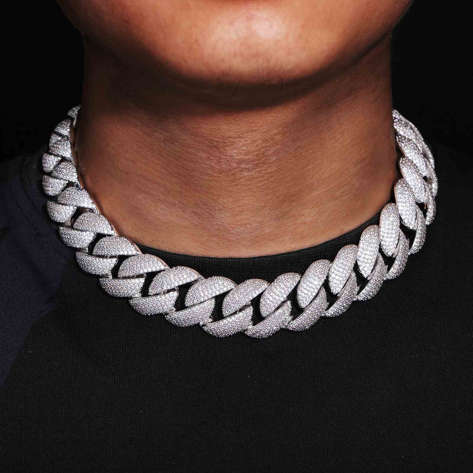 Elevated formal look: Thick 22mm Cuban Link Chain paired with a tailored suit, ideal for weddings or red-carpet events