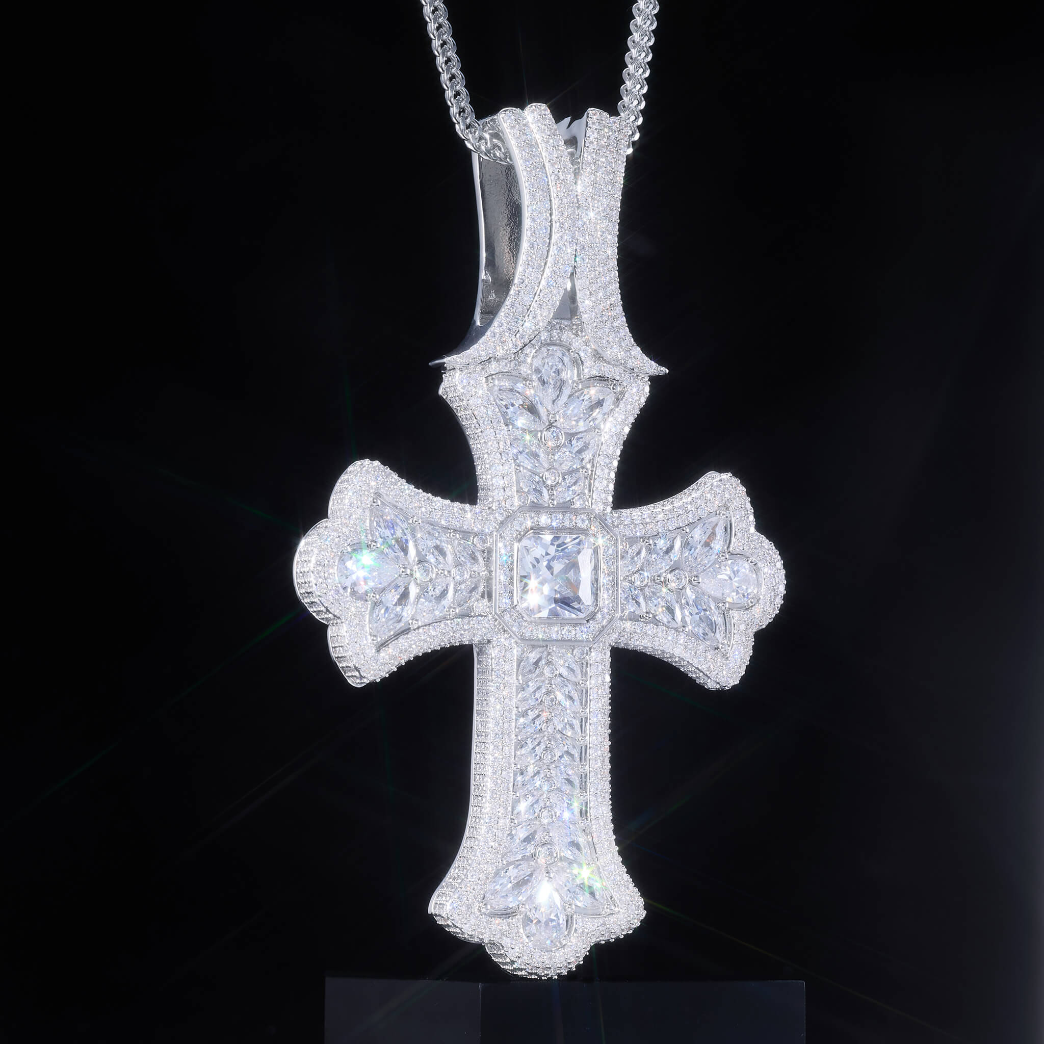 （CZ）Luxurious Pear Cut CZ Iris Cross Pendant