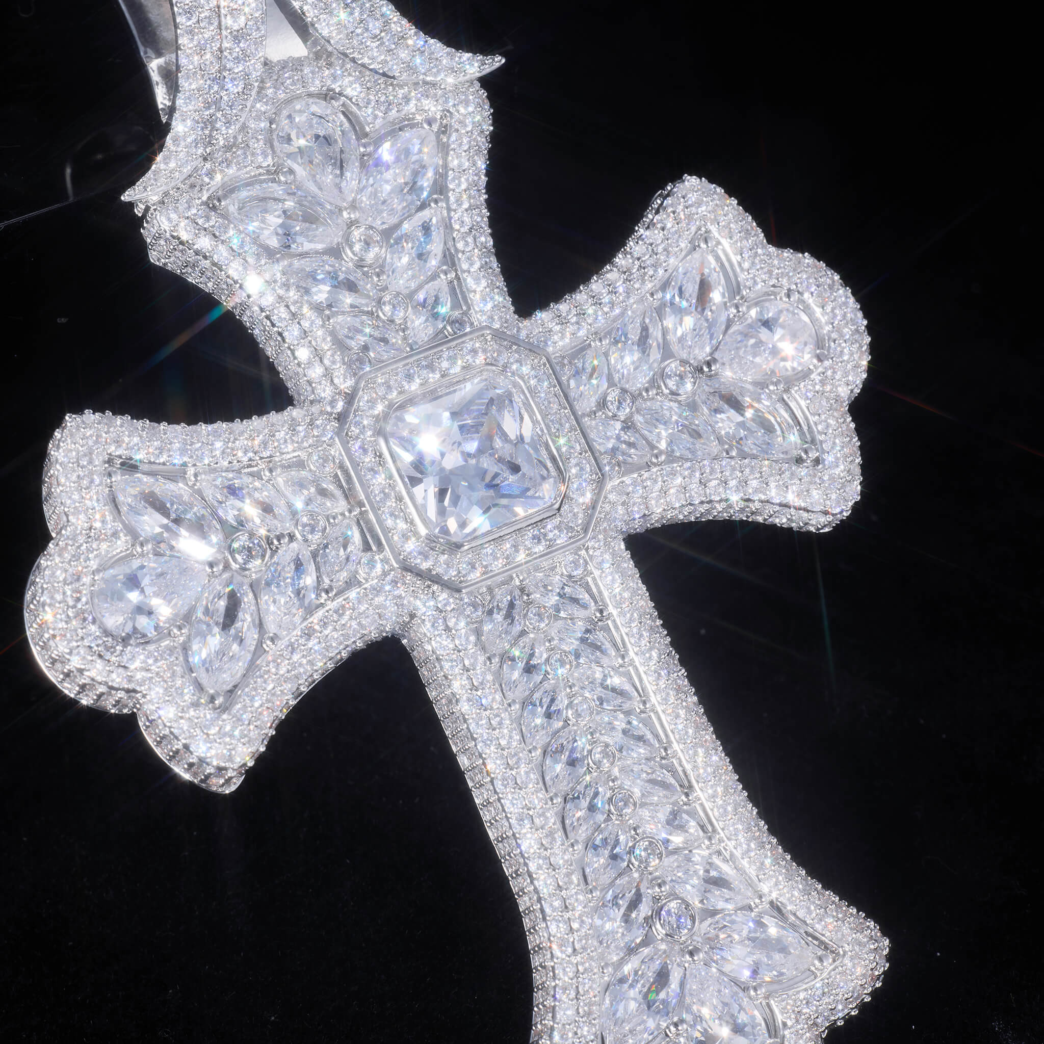 （CZ）Luxurious Pear Cut CZ Iris Cross Pendant