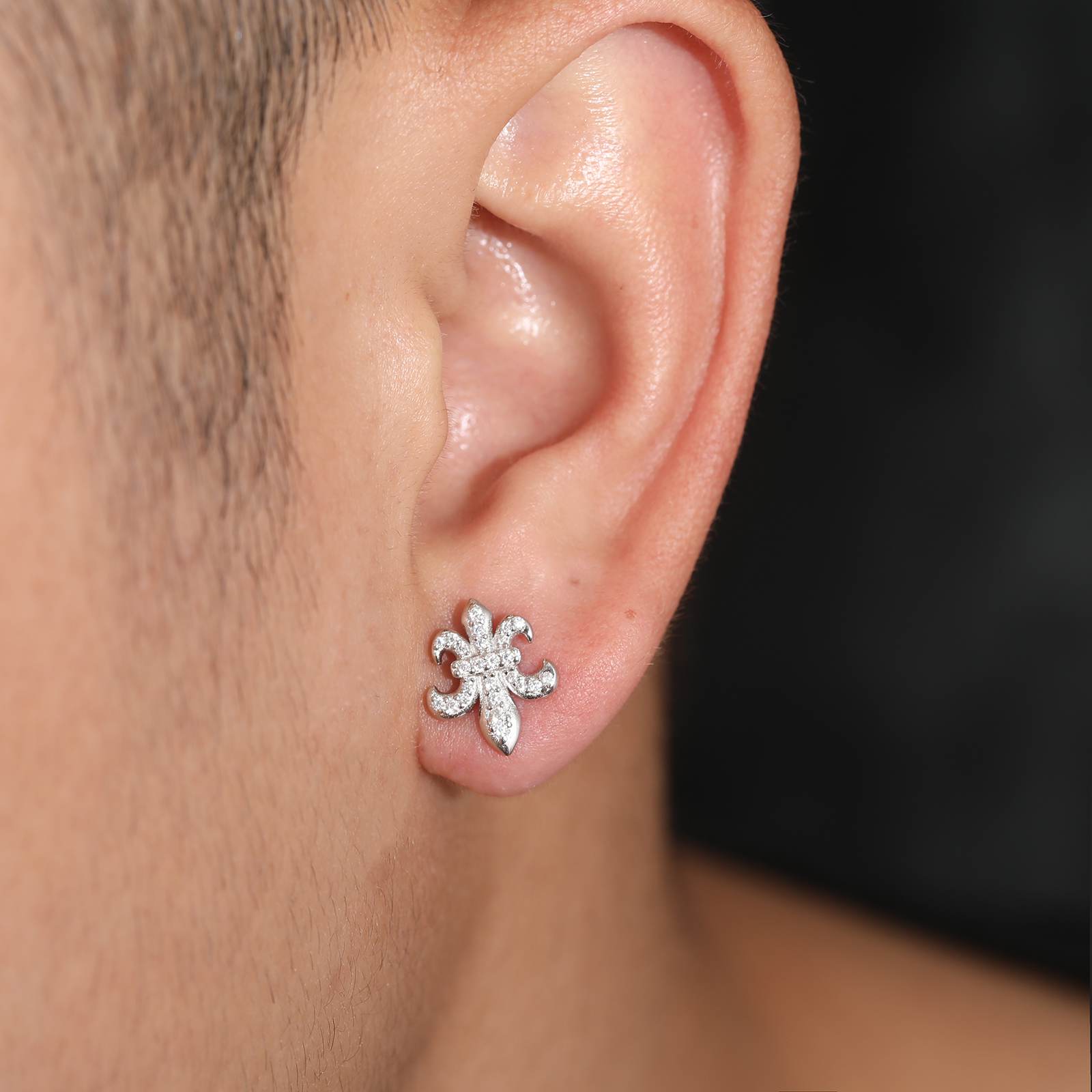 a man wear a earring in white gold