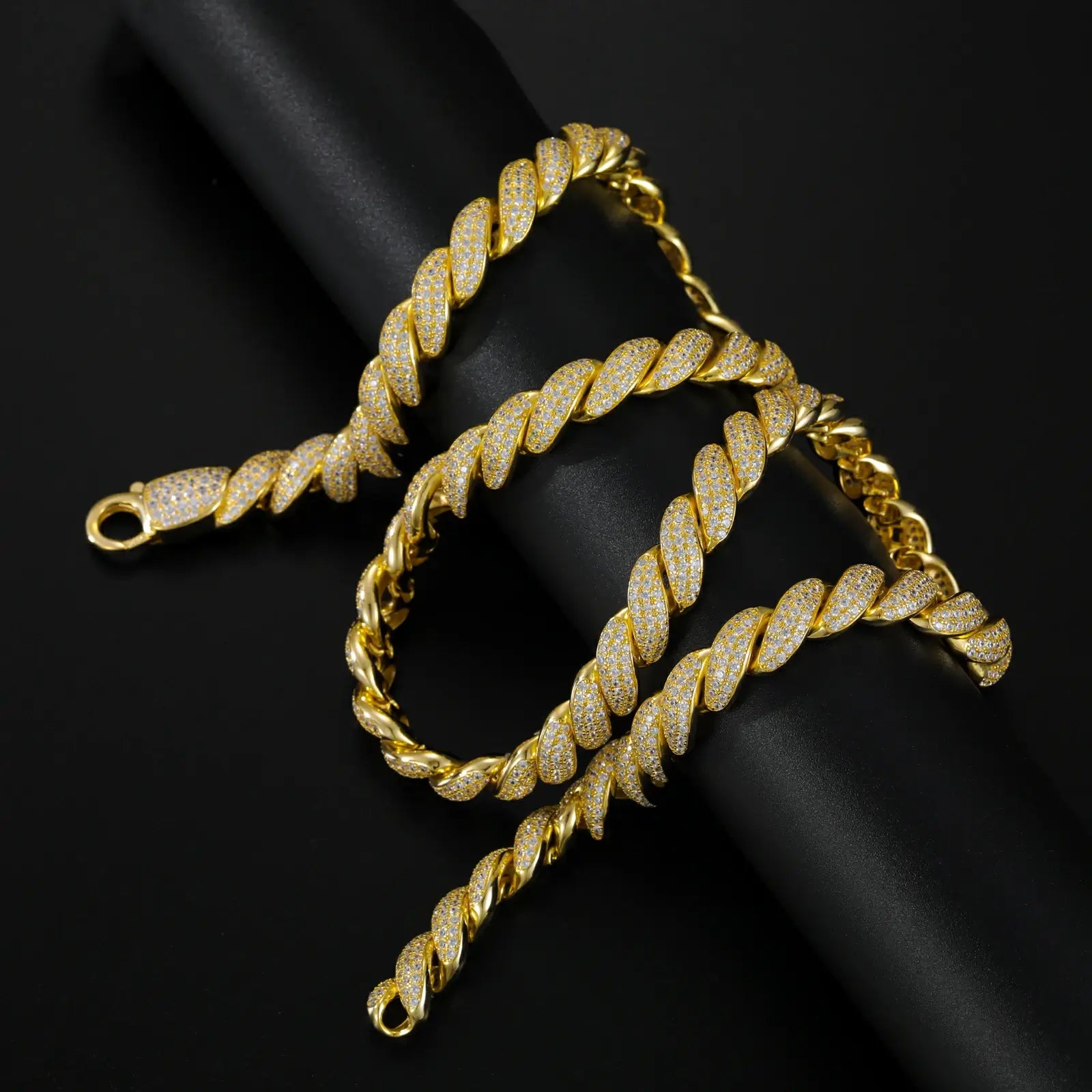 Helical rope twist close-up: 0.3mm prongs securing VVS moissanites - 500hr salt-spray tested plating under 75° lighting